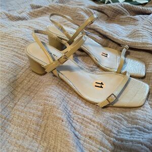 Square toe Tahari tan heel